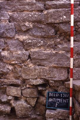 Bâtiment F. Sondage F1 (sous escalier NE). Mur est avec son élargissement sous l'escalier.