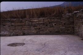 Salle D. Trous dans le mur ouest.