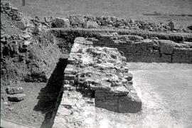 Temple F. G. Côté ouest de la place dallée Temple F. G. et arc.