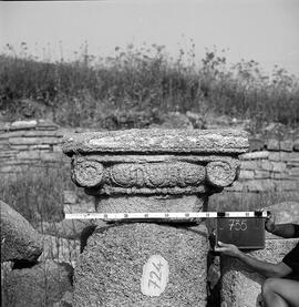 Chapiteau Basilique. 724.