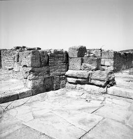 Angle N W Basilique.