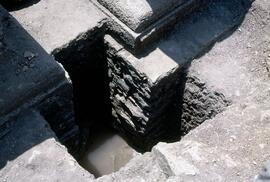 Sondage des fondations des temples A et B.