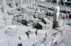 Basilique (Statue de Trajan -socles de statues. Blocs moulurés).