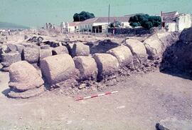 Basilique. Basilique colonne côté sud.