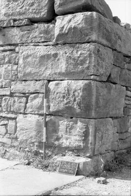 Fouille 1985/Porte O angle SO.