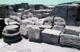 Basilique (Blocs moulurés-colonne-architrave-corniche).
