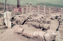 Basilique (colonnes effondrés et statue de Trajan).