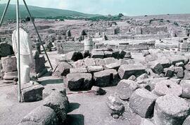 Basilique (Statue de Trajan. Blocs moulurés et colonnes effondrés).