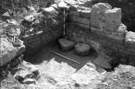 Fontaine-Temple E (+ fouille Dupré 1981). S7 Ouest.