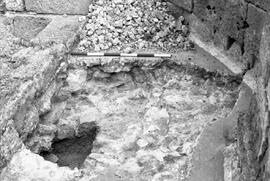 Fontaine-Temple E (+ fouille Dupré 1981). S7 Ouest.