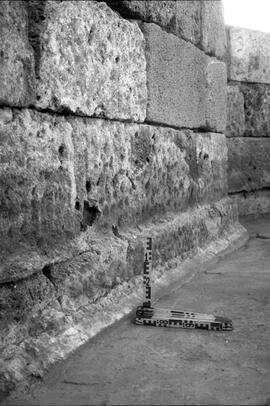 Fontaine-Temple E (+ fouille Dupré 1981). S7 Ouest.