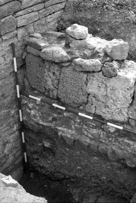 Fontaine-Temple E (+ fouille Dupré 1981). S7 Ouest.